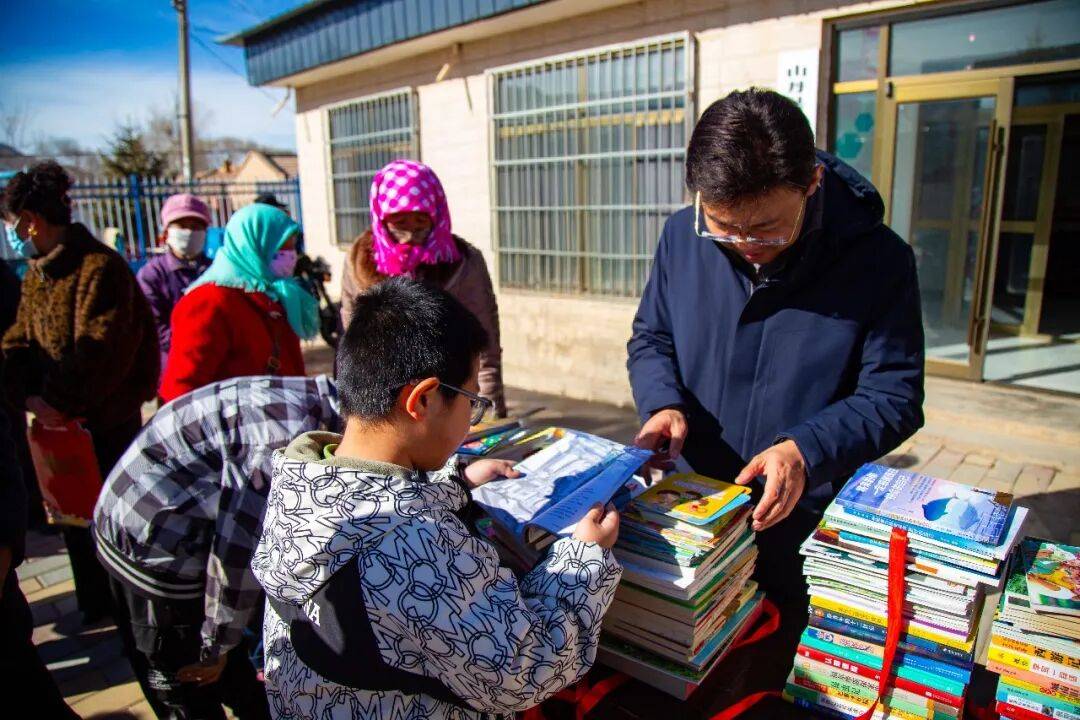 节前慰问进乡村暖心送福情意浓——张掖公路事业发展中心开展联系村节前慰问活动(图2)